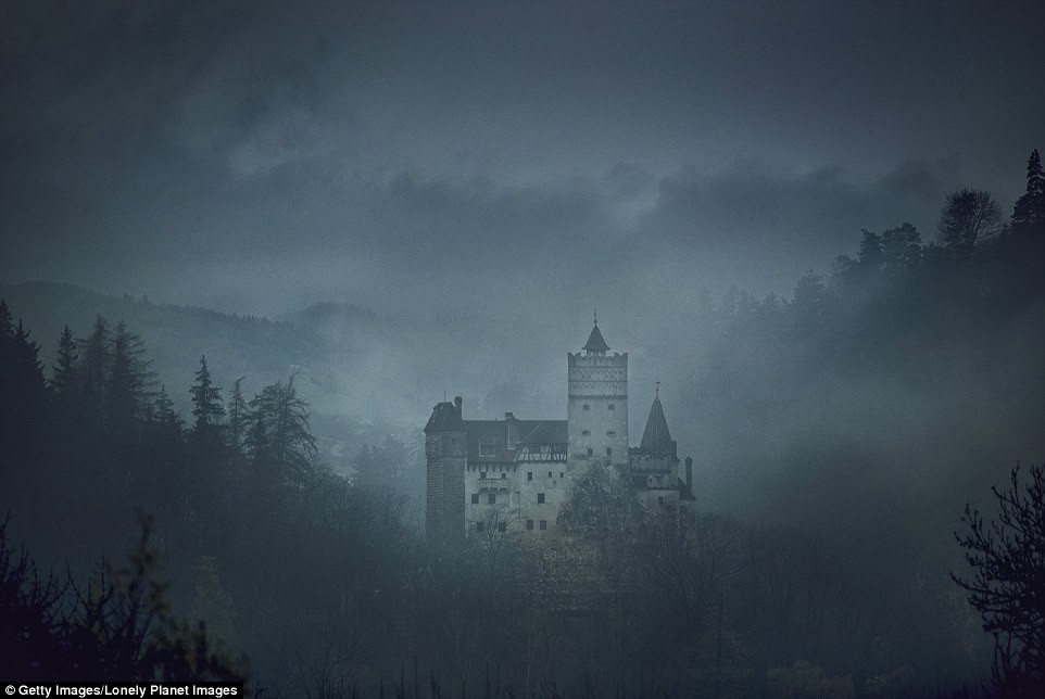 Lâu đài Bran nằm ở Transylvania có tên gọi là " lâu đài Dracula" sau khi tác giả Bram Stocker viết cuốn tiểu thuyết nổi tiếng thế giới Dracula với nhân vật chính là ngài Bá tước Dracula quyền quý và bí ẩn chính là một ma cà rồng khát máu vô cùng đáng sợ.